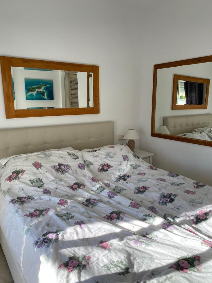 エステポナBahia De Casaresアパートメント エクステリア 写真