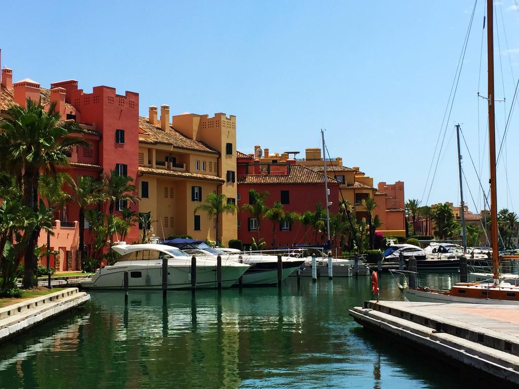 エステポナBahia De Casaresアパートメント 部屋 写真